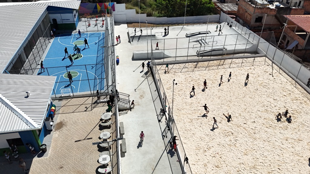 Vista aérea das quadras esportivas e pista de skate do parque