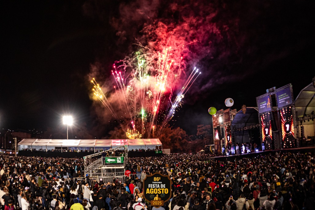 Palco iluminado e show de fogos na Festa de Agosto