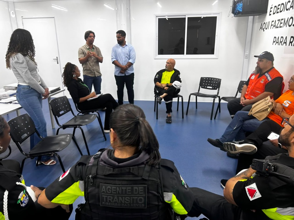 Servidores de trânsito e segurança participando de debate no Programa Cuidar