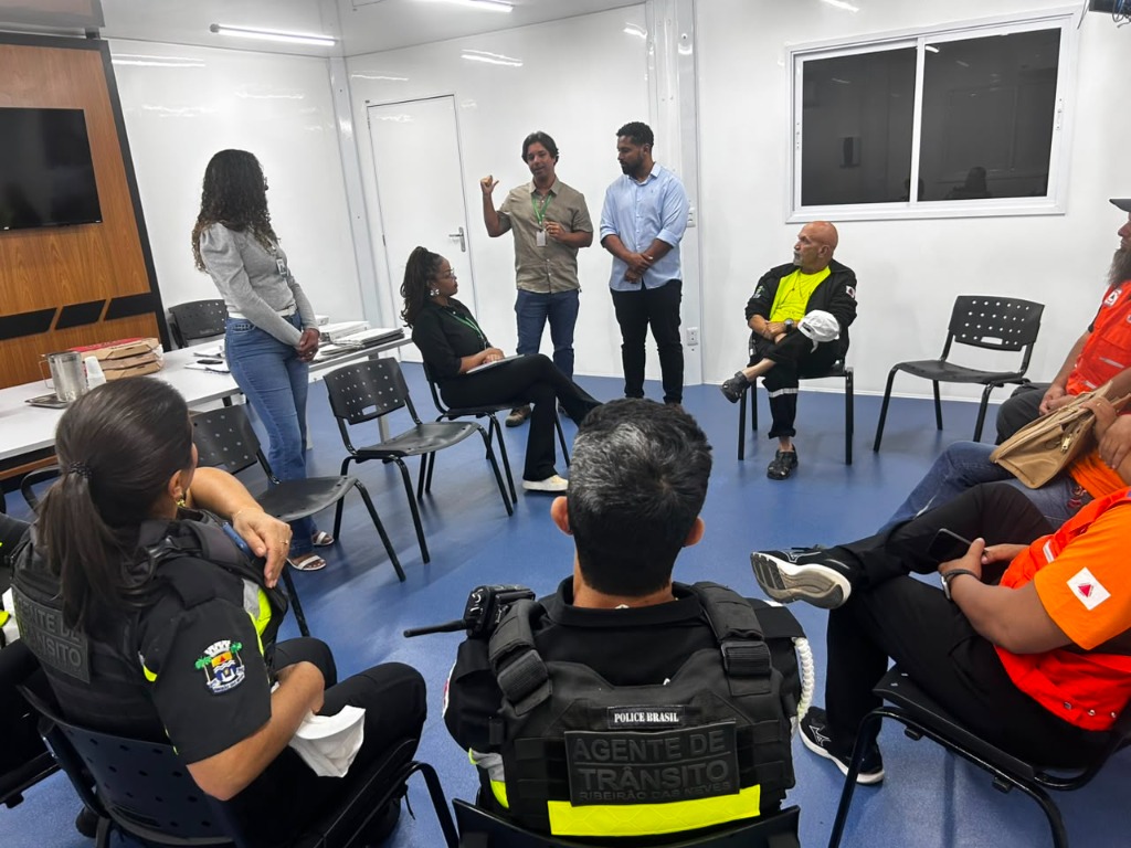 Psicóloga e representantes institucionais na apresentação do Programa Cuidar