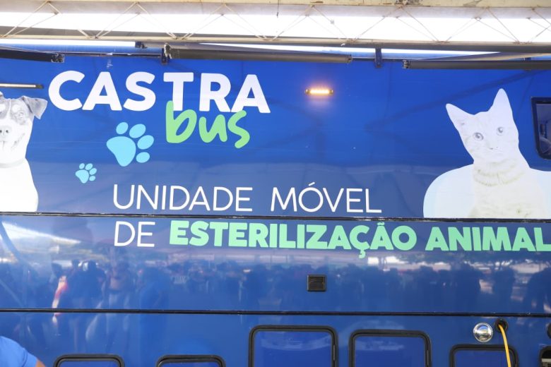 Um ônibus diferente estacionou no pátio da Prefeitura nesta quarta-feira, 29. Em vez de passageiros, ele trouxe cuidado, saúde e amor sob quatro rodas, com uma equipe dedicada a transformar a vida dos nossos amigos de quatro patas. O CastraBus realizou sua primeira parada com uma missão nobre: garantir mais bem-estar e qualidade de vida para cães e gatos por meio de castrações gratuitas. A iniciativa reforça o compromisso da Prefeitura de Neves com as