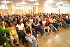 Prefeitura empossa novos profissionais para ampliar atendimento na rede municipal de saúde